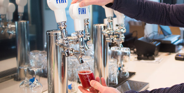 L’entreprise de Saint-Hyacinthe a rapidement connu du succès avec son Fixi Kombucha. « On est en discussion avec un distributeur de l’Ontario. Il nous a demandé : “Combien de caisses de kombucha pouvez-vous faire?” Nous avons répondu : “Combien en veux-tu?’’ », relate Jonathan Robin. Crédit photo : Martin Ménard/TCN