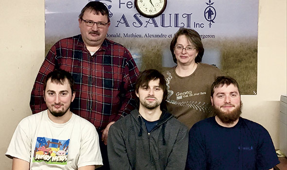 Donald Bergeron et Josée Paquet peuvent maintenant compter sur leurs trois fils, Jonathan, Mathieu et Alexandre, pour diriger la ferme avec eux. Crédit photo : Gracieuseté de la Ferme Casault