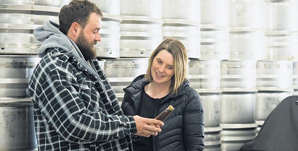Simon Bellegarde et Annie Grenier ont aménagé une érablière sur les terres de Domtar.