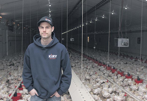 L’éleveur Kim Emery est à la tête d’une jeune entreprise avicole qui mise sur la technologie. Crédit photo : Étienne Dupuis