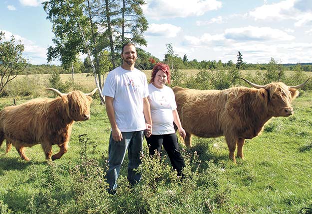 L’agricultrice Mélanie Rivard, en compagnie de son conjoint Adam Bergeron St-Pierre. Crédit photo : Gracieuseté de la Ferme la Poul-a-ries