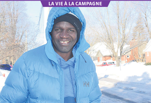 Boucar Diouf est arrivé dans le « frette » du Québec en 1991. Il aime ses villages et le monde qui les habite, mais il reste toujours attaché à son Sénégal, à ses racines. Crédit photo : Yvon Laprade