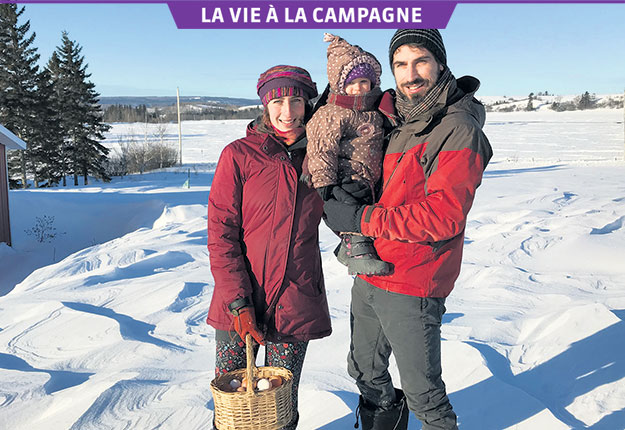 Émilise Lessard-Therrien avec sa fille Solène et son conjoint Frédérick dans son havre de paix au Témiscamingue. Crédit photos : Émélie Rivard-Boudreau