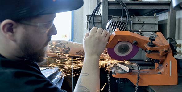 Avant l’affûtage avec une meuleuse électrique, la chaîne doit être propre. Les résidus d’huile brûlée ou de résine doivent être éliminés à l’aide de dissolvants spéciaux. Crédit photos : Bernard Lepage
