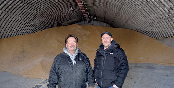 Plutôt que d’ajouter de nouveaux silos, en 2000, les propriétaires de la Ferme Bayonne ont préféré construire un entrepôt d’une capacité de 4 000 tonnes métriques, qui facilite notamment les travaux de manutention.