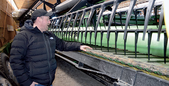 À l’approche d’une nouvelle saison, Mathieu Forget passe en revue le parc de machinerie. Sur la photo, la table pour la récolte de haricots secs et de soya.
