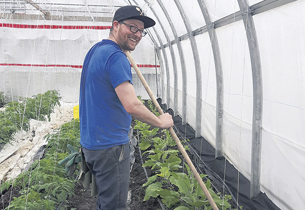 Les propriétaires des Jardins Tomates et Camomille ont recruté Cédric Caron à qui ils peuvent offrir plus que le salaire minium grâce au soutien du Centre d’emploi agricole et du programme FermEmploi. Photo : Patrick Rodrigue
