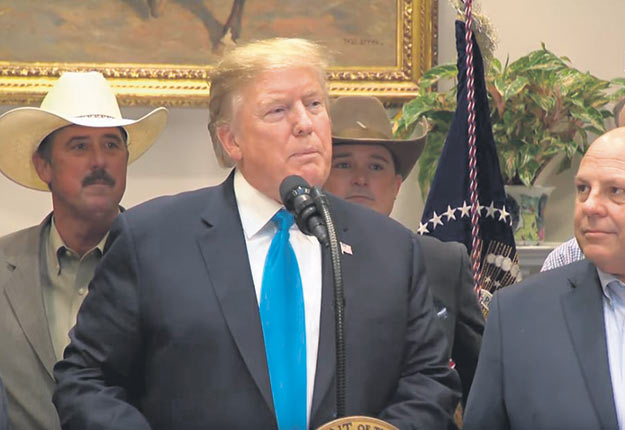 Donald Trump entouré de plusieurs représentants des agriculteurs américains. Photo : Maison-Blanche