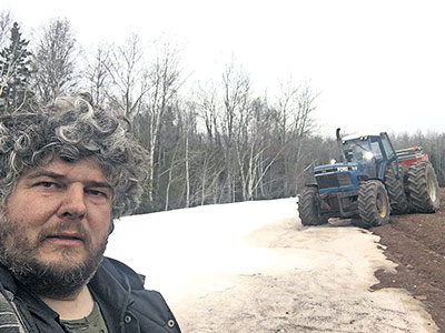 Sébastien Brière contourne la neige en faisant ses semis en Gaspésie. Photo : Gracieuseté de Sébastien Brière