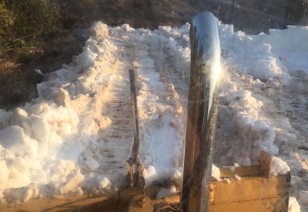 En Gaspésie, Sébastien Brière a dû enlever un mètre de neige avec son bouteur dans un chemin pour pouvoir semer un champ. Photo : Gracieuseté de Sébastien Brière