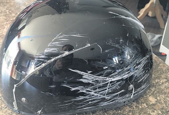 Le casque de Guy Morin a été craqué et égratigné par la roue de la citerne à lisier.