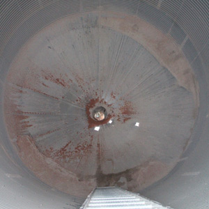 L’opération de déblocage du maïs dans le silo à fond conique a provoqué l’ensevelissement et l’asphyxie du travailleur. Photo : Gracieuseté de la CNESST