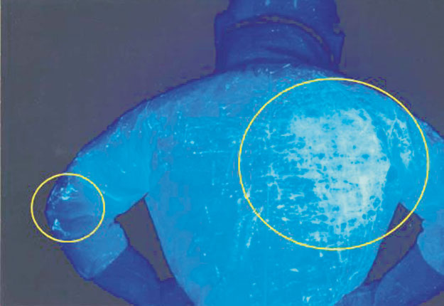 Un outil de lecture de la fluorescence permet à l’équipe du conseiller scientifique Onil Samuel d’apercevoir les traces laissées par les pesticides sur les agriculteurs. Photo : INSPQ