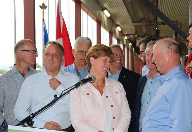 Lors de l’annonce, la ministre fédérale de l’Agriculture, Marie-Claude Bibeau, était entourée de plusieurs députés libéraux du caucus du Québec. Photo : Julie Mercier/TCN