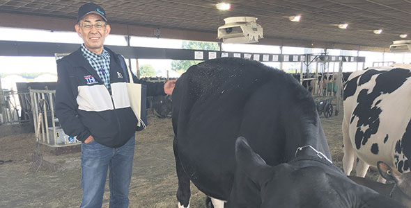 Tommy Araki connaît la famille Jacobs depuis une vingtaine d’années. Venu spécialement du Japon pour la vente, il repart chez lui avec six vaches, dont une remportée à 40 000 $. Ses deux compagnies se spécialisent dans la vente d’embryons et de sperme.