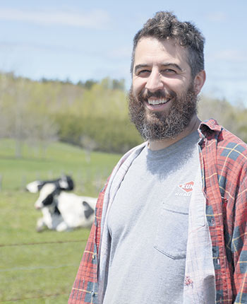 Mathieu Rancourt avait étudié en histoire pour devenir professeur. Il y a trois ans, il a carrément fait un retour à la ferme à Poularies, en Abitibi-Ouest.
