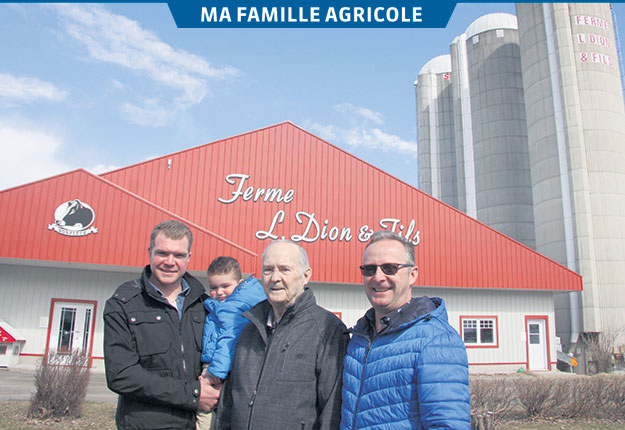 Les trois générations d’agriculteurs de la Ferme L. Dion & Fils sont formées de Marc-Olivier, qui tient dans ses bras son fils Louis, de son grand-père Lionel et de son père Luc. Photos : Véronique Demers