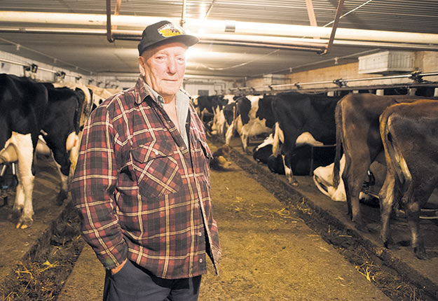 À 89 ans, Gérard Tremblay est encore bien actif à la ferme qui porte son nom. Photo : Martin Ménard/TCN
