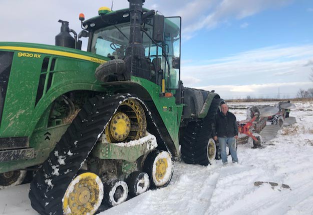Les travaux de champ s’effectuent malgré la neige à la ferme de Sylvain Raynault et celle de son partenaire. Photo : Gracieuseté