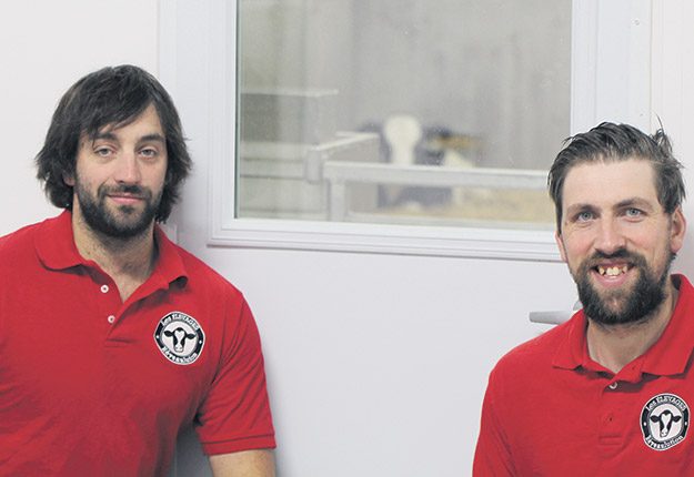 Les infrastructures des Élevages Réveaulution peuvent actuellement accueillir 580 génisses, selon les deux copropriétaires Mathieu Bisson et Sylvain Giguère. Photo : Myriam Laplante El Haïli / TCN