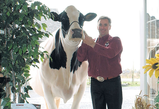 Des lecteurs du monde entier ont élu Comestar Holstein comme le plus influent des 25 dernières années dans la race. Sur la photo : Marc avec la fameuse Comestar Laurie Sheik VG-88 23*.