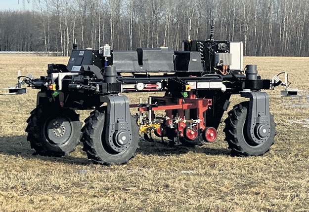 Ce robot autonome et électrique de conception québécoise permettrait d’utiliser des outils agricoles conventionnels, comme des sarcleurs mécaniques. Photo : Gracieuseté d’Elmec