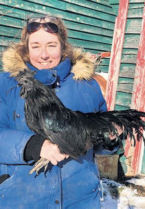 Chantale Grenier est fascinée par la couleur noire du poulet qu’elle élève. Photo : Gracieuseté de la Ferme Réjean Lassonde