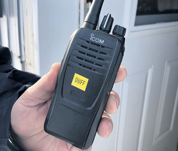 Un signal d’alerte sonore est émis lorsque la radio portative se trouve à l’horizontale pendant une minute.