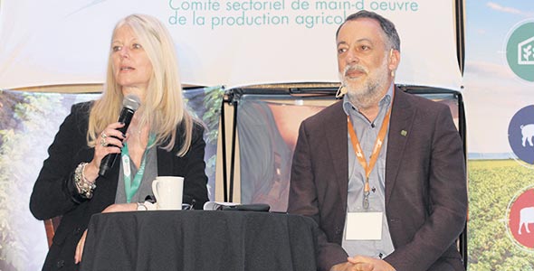 Nathalie Pouliot, directrice générale adjointe de la Fondation des entreprises en recrutement de main-d’œuvre agricole étrangère (FERME), et Denis Roy, consultant en immigration pour l’UPA. Photo : Caroline Morneau/TCN
