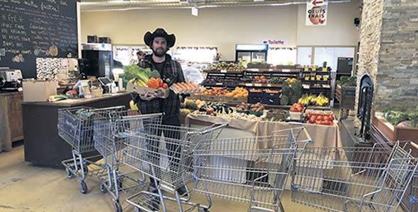 Philippe Beauregard a installé une rangée de paniers devant ses étals pour limiter les déplacements des clients dans sa boutique. Photo : Gracieuseté du Potager Mont-Rouge