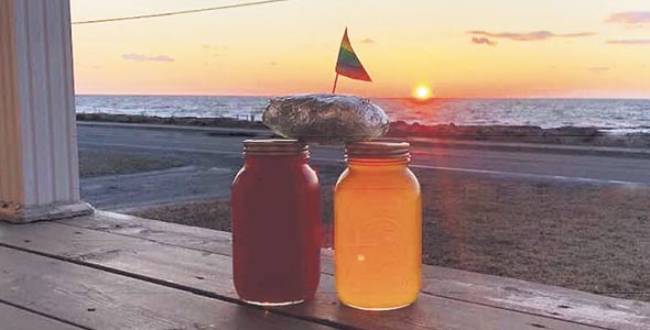 Les bières de la brasserie artisanale sont livrées dans des pots Masson de 950 ml avec une pomme de terre au four. Photo : Gracieuseté de Le Ketch