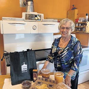 La grand-mère de Meggie Tremblay, Denise Dufour, est visiblement heureuse d’avoir reçu sa boîte. Photo : Gracieuseté d’À chacun son pain