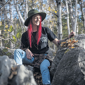 Catherine Blier, propriétaire de la distillerie Vent du Nord, a travaillé deux ans en collaboration avec le Centre d’expérimentation et de développement en forêt boréale du cégep de Baie-Comeau pour développer le profil aromatique de son gin. Photo : Gracieuseté de Catherine Blier