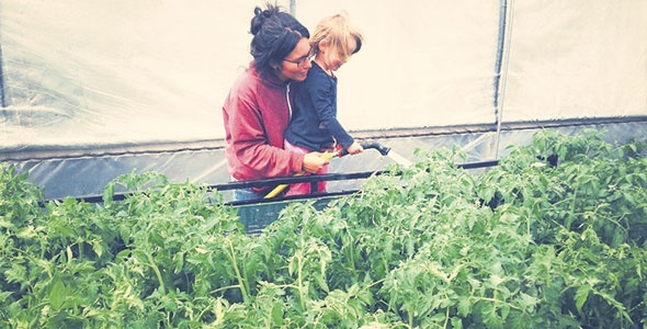 Les enfants accompagnent leurs parents dans les travaux de ferme, en plus d’avoir leur propre potager. Photo : Gracieuseté des Jardins de la Chevrotière