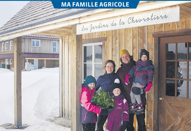 Les producteurs maraîchers Geneviève Mayrand-Papillon et Jérôme Thivierge, entourés de leurs filles Raphaëlle, neuf ans, Marianne, sept ans, et Évelyne, cinq ans. Photo : Émilie Nault