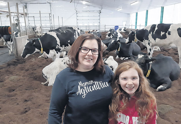 Christine Aubin et sa fille Eva diffusent des capsules vidéo sur le quotidien d’une ferme laitière. Photo : Gracieuseté de la Ferme P. et M. Daignault