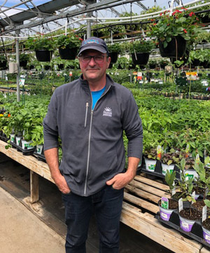 Le propriétaire des Serres & Jardins Girouard, Martin Girouard, a lancé une plateforme transactionnelle le 7 avril dernier pour mieux rejoindre sa clientèle en cette époque de distanciation sociale. Crédit : Gracieuseté de Martin Girouard