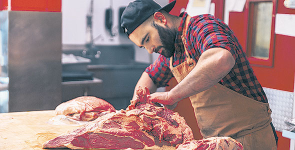 Nicolas Sévelin à l’œuvre dans son atelier de découpage à Longueuil. Photo : Gracieuseté