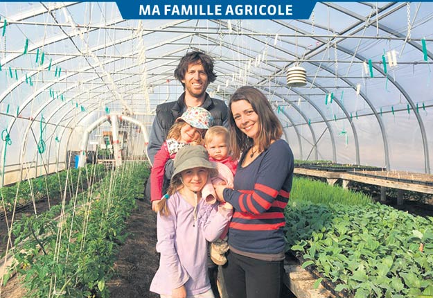Timothé Croteau et Virginie Doucet ont lancé leur ferme maraîchère à Inverness, au Centre-du-Québec, où ils sont devenus fermiers de famille avec leurs trois filles. Photos : Gracieuseté des Jardins d’Inverness