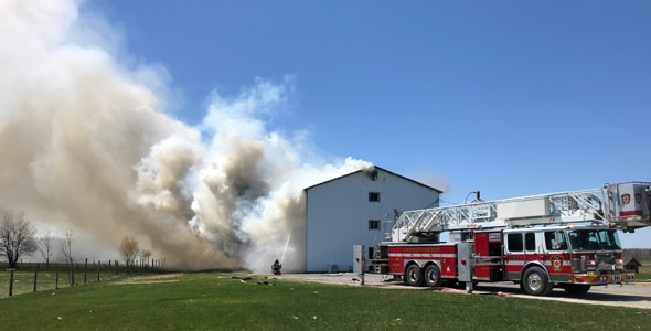 Le feu provenant du troisième étage a rapidement provoqué une énorme colonne de fumée.