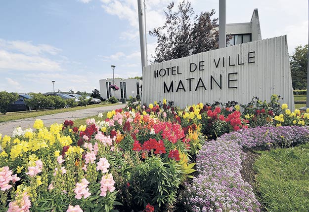 Par ses efforts, Matane tente de s’ajouter à la liste de 11 municipalités québécoises possédant cinq fleurons. Photos : Gracieuseté de la Ville de Matane