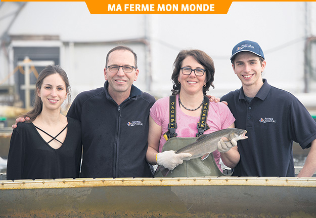 Raynald Mercier, propriétaire, et son épouse Rachel Leblanc, superviseure de la pisciculture, entourés de leur fille Sabrina, directrice, et leur fils Nicolas, gérant de la poissonnerie. Photo : Gracieuseté de Raymer Aquaculture