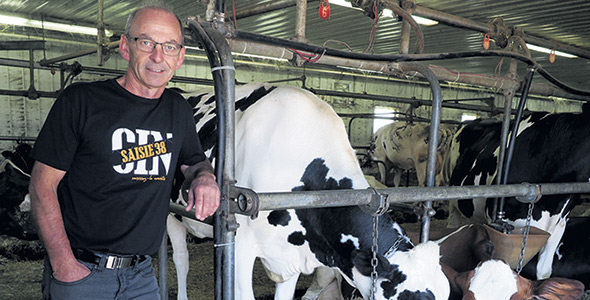 Malgré son investissement dans les camerises, Denis Carrier continue de se considérer d’abord comme un producteur laitier.