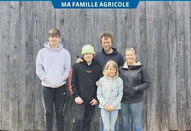 Les propriétaires de la Ferme d’Achille, Samuel St-Germain et Carolyne Julien, entourés de leur fille Marion (9 ans) et de leurs fils Éliot (14 ans) et Isaac (13 ans). Photo : Emilie Nault-Simard