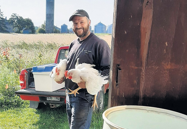 Le producteur laitier Aimé Rivard a eu le coup de foudre pour l’élevage de poulets cet été. Photo : Gracieuseté d’Aimé Rivard