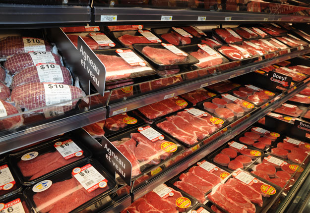 Selon le rapport sur les prix alimentaires canadiens, la viande devrait connaître une hausse de prix de 4,5 à 6,5 % en 2021. Photo : Archives / TCN
