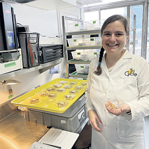 Louise Hénault-Éthier est aussi directrice de la recherche et de l’innovation dans une ferme d’élevage de ténébrions. Photo : Gracieuseté de Louise Hénault-Éthier