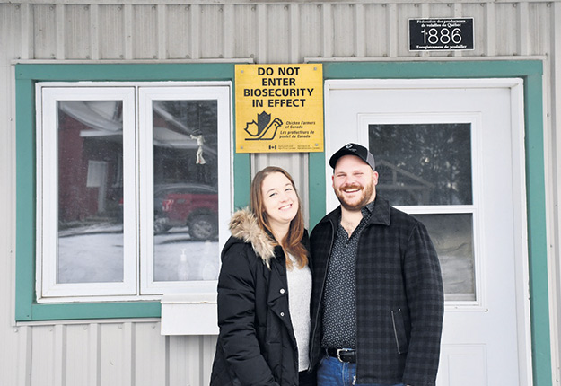 Stéphanie Bisaillon et Douglas Bryson sont les premiers bénéficiaires du Programme d’aide au démarrage des Éleveurs de volailles du Québec. Photo : Gracieuseté de Douglas Bryson