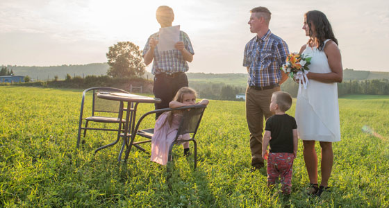 Le couple a surpris ses invités en 2018 en se mariant pendant une fête organisée pour souligner les 10 ans de la ferme. Crédit photo : Cynthia Fillion