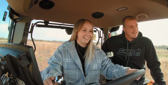 Alexa, avec sa belle énergie a eu beaucoup de plaisir à conduire le tracteur pendant que Marc-Antoine veillait à ce qu’elle n’écrase pas de plants de soya. 